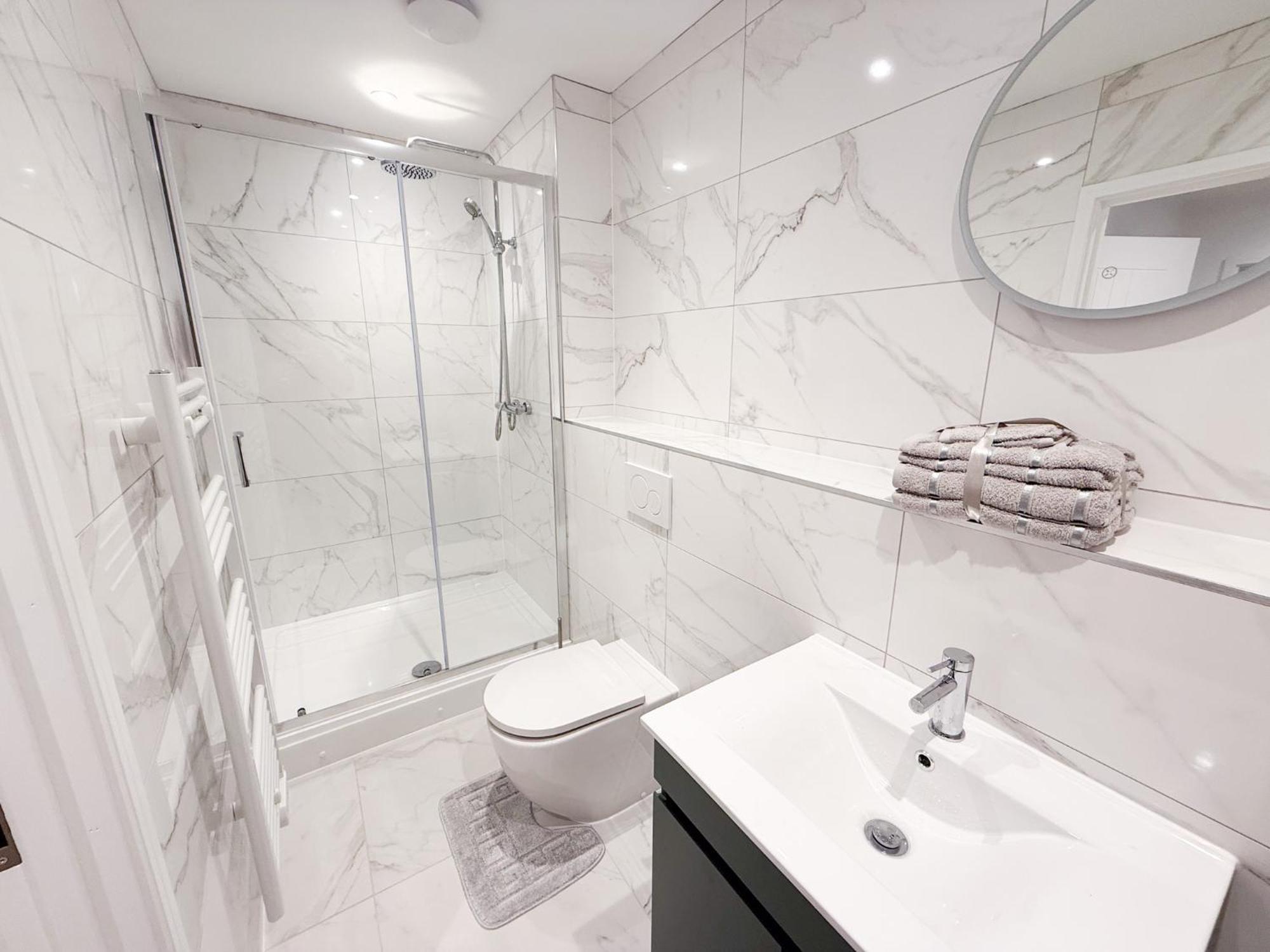 Spacious Modern 1 Bed Apartments In St Neots - Perfect For Contractors & Professionals - Free Parking - Wifi - Fully Equipped Kitchen - Smart Tv Ideal For Work Stays And Long Projects Экстерьер фото