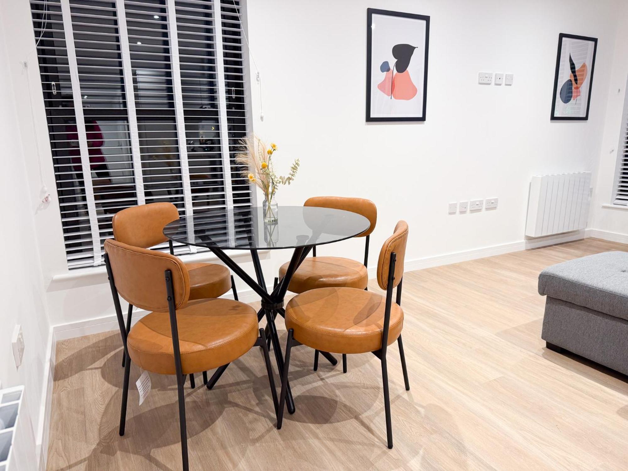 Spacious Modern 1 Bed Apartments In St Neots - Perfect For Contractors & Professionals - Free Parking - Wifi - Fully Equipped Kitchen - Smart Tv Ideal For Work Stays And Long Projects Экстерьер фото