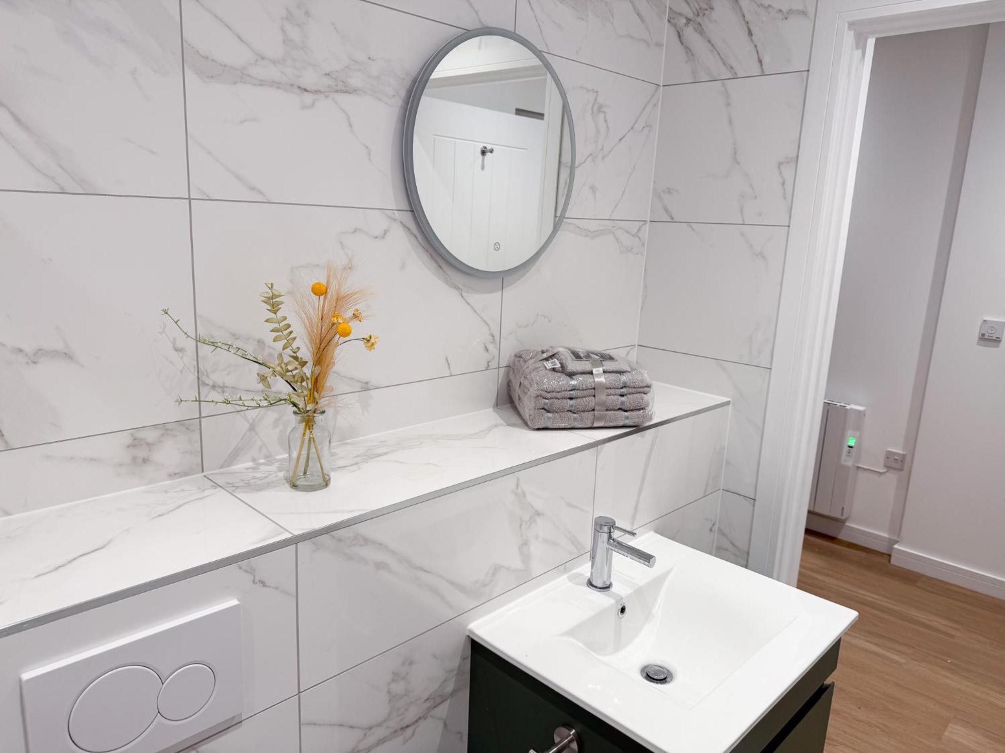 Spacious Modern 1 Bed Apartments In St Neots - Perfect For Contractors & Professionals - Free Parking - Wifi - Fully Equipped Kitchen - Smart Tv Ideal For Work Stays And Long Projects Экстерьер фото