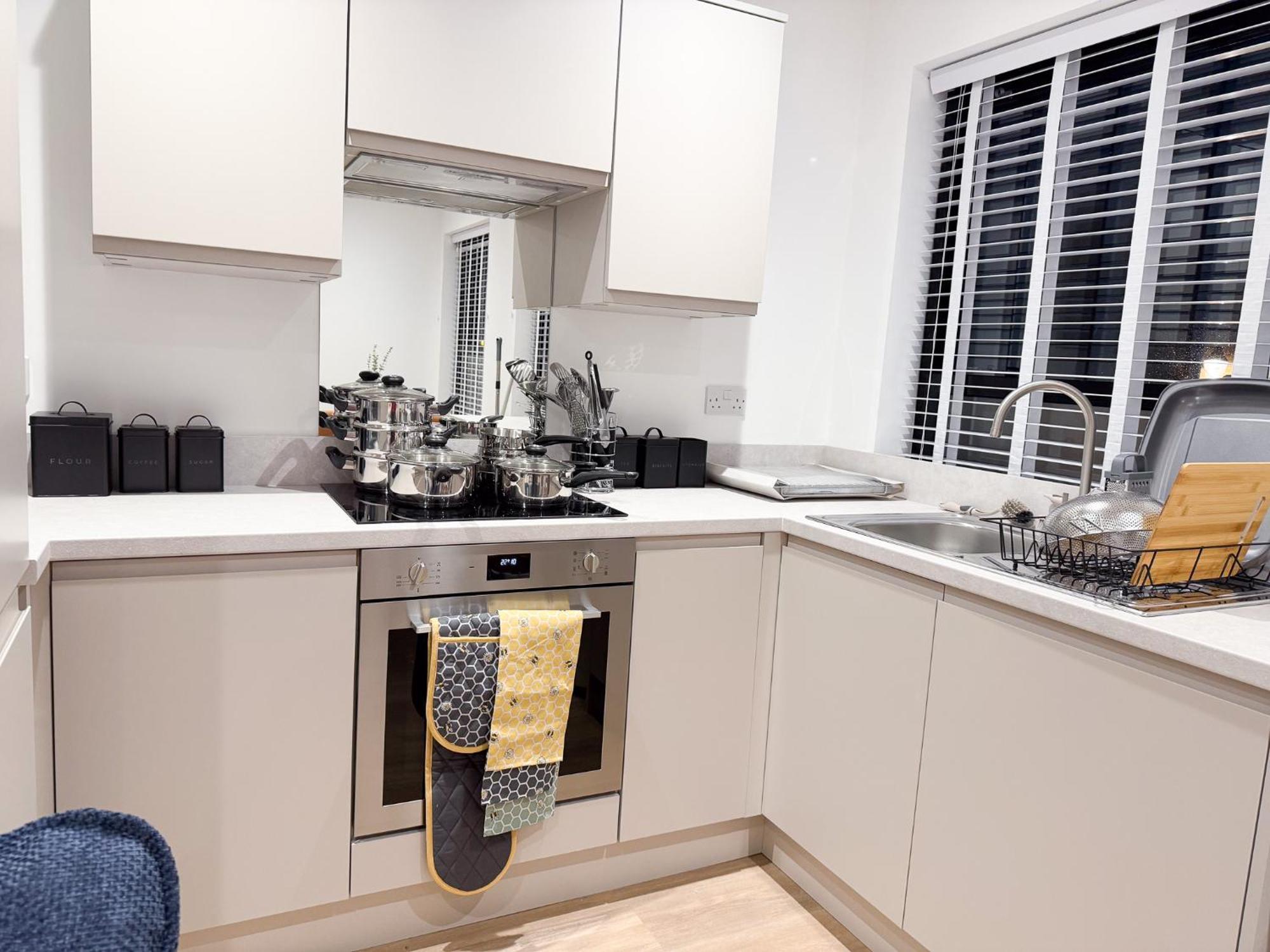 Spacious Modern 1 Bed Apartments In St Neots - Perfect For Contractors & Professionals - Free Parking - Wifi - Fully Equipped Kitchen - Smart Tv Ideal For Work Stays And Long Projects Экстерьер фото