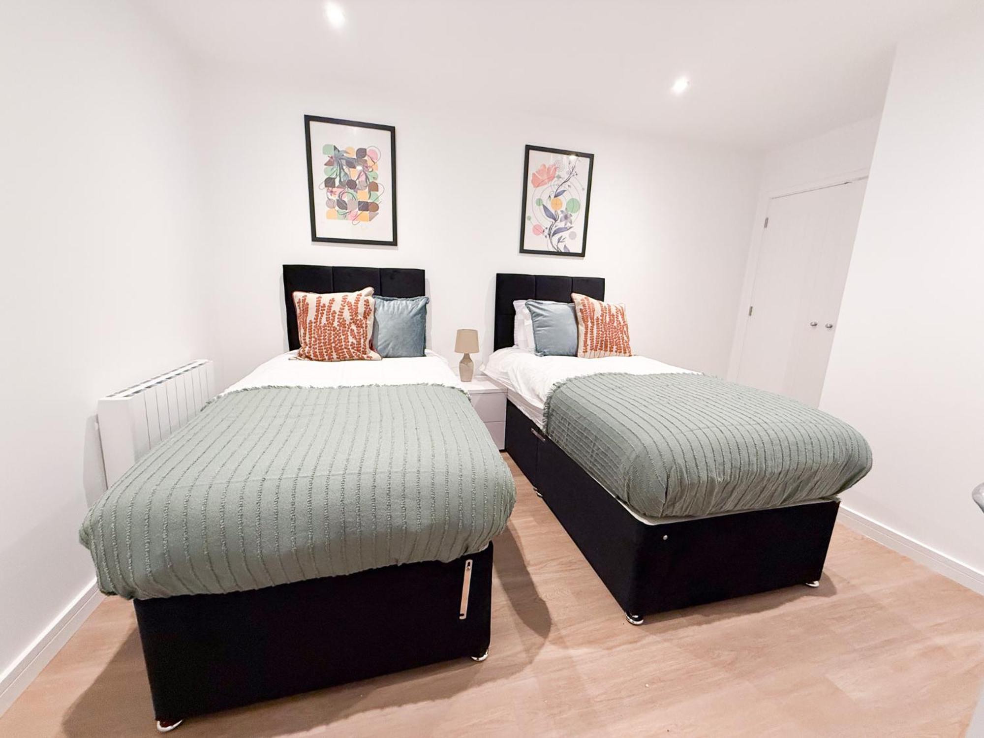 Spacious Modern 1 Bed Apartments In St Neots - Perfect For Contractors & Professionals - Free Parking - Wifi - Fully Equipped Kitchen - Smart Tv Ideal For Work Stays And Long Projects Экстерьер фото