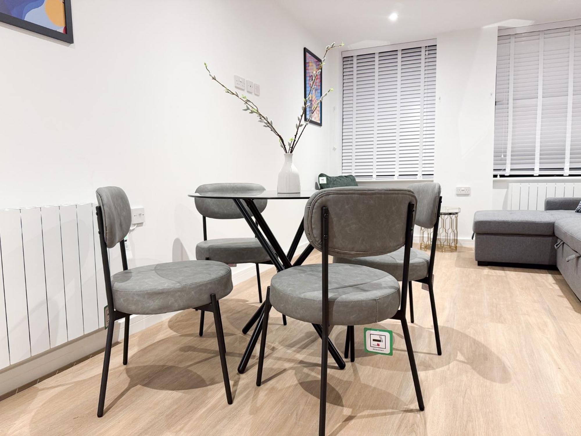 Spacious Modern 1 Bed Apartments In St Neots - Perfect For Contractors & Professionals - Free Parking - Wifi - Fully Equipped Kitchen - Smart Tv Ideal For Work Stays And Long Projects Экстерьер фото