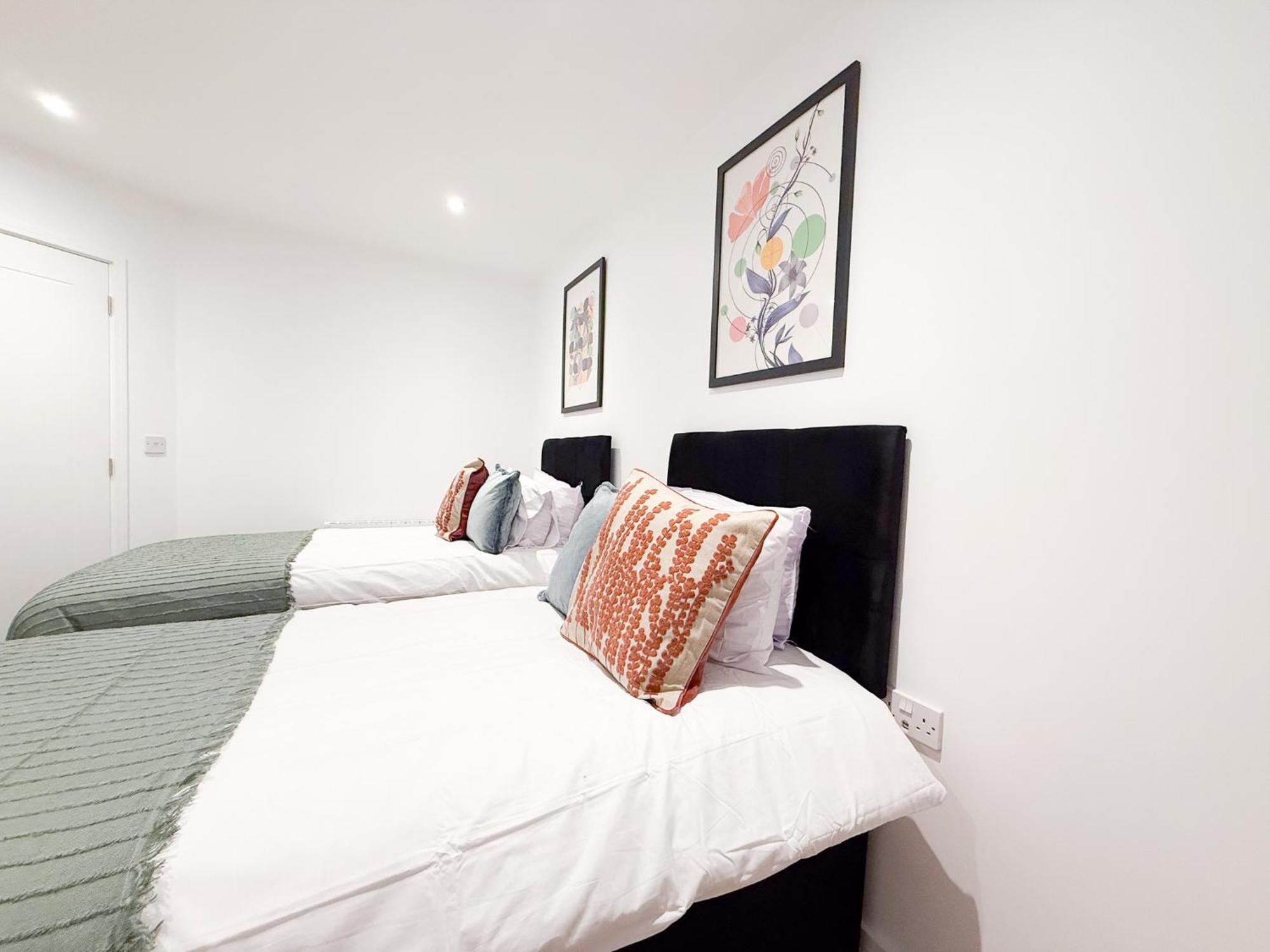 Spacious Modern 1 Bed Apartments In St Neots - Perfect For Contractors & Professionals - Free Parking - Wifi - Fully Equipped Kitchen - Smart Tv Ideal For Work Stays And Long Projects Экстерьер фото
