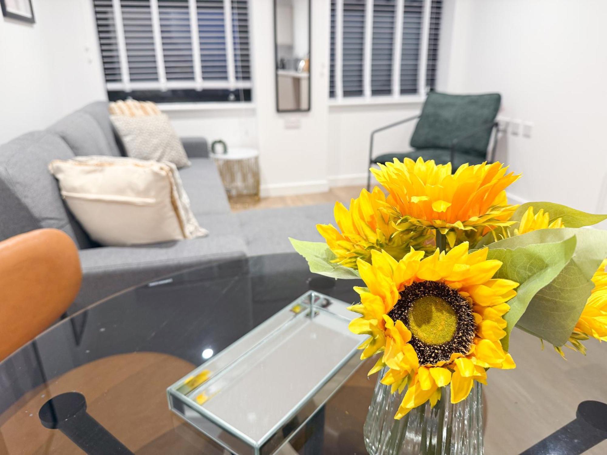 Spacious Modern 1 Bed Apartments In St Neots - Perfect For Contractors & Professionals - Free Parking - Wifi - Fully Equipped Kitchen - Smart Tv Ideal For Work Stays And Long Projects Экстерьер фото